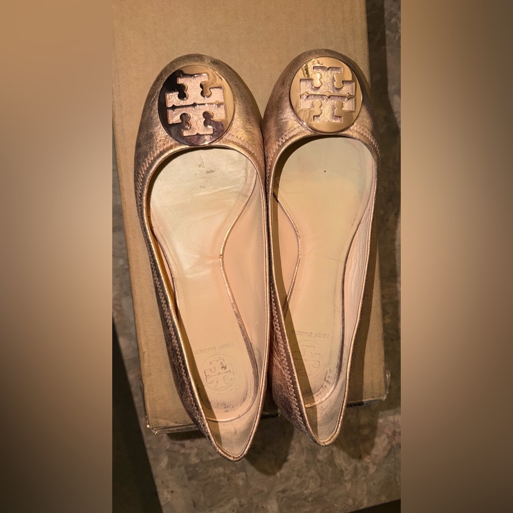 ✨ Tory Burch Metallic Rose Gold Logo Ballet Flats✨